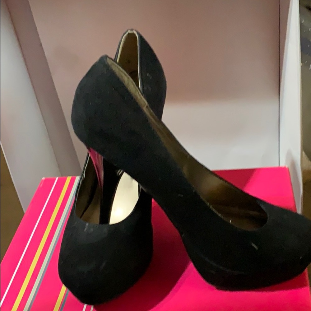 Black velvet pumps